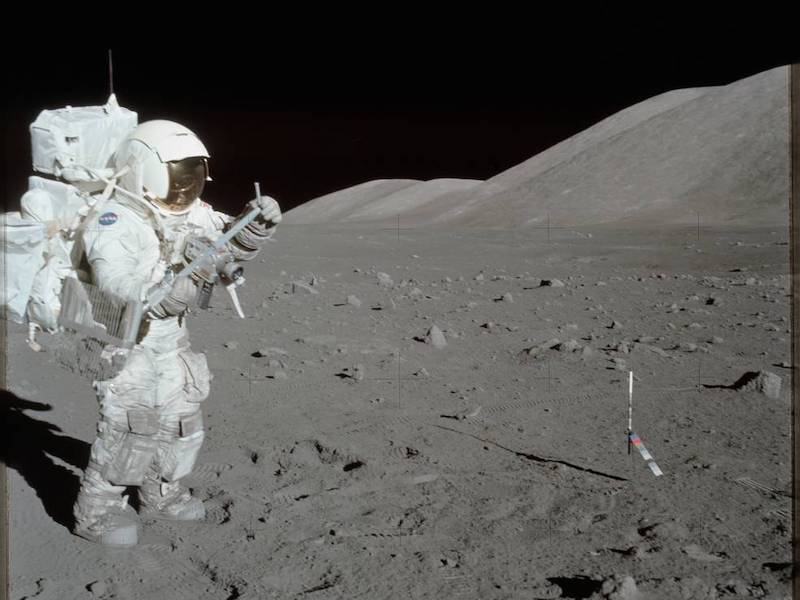 Landing humans on the Moon