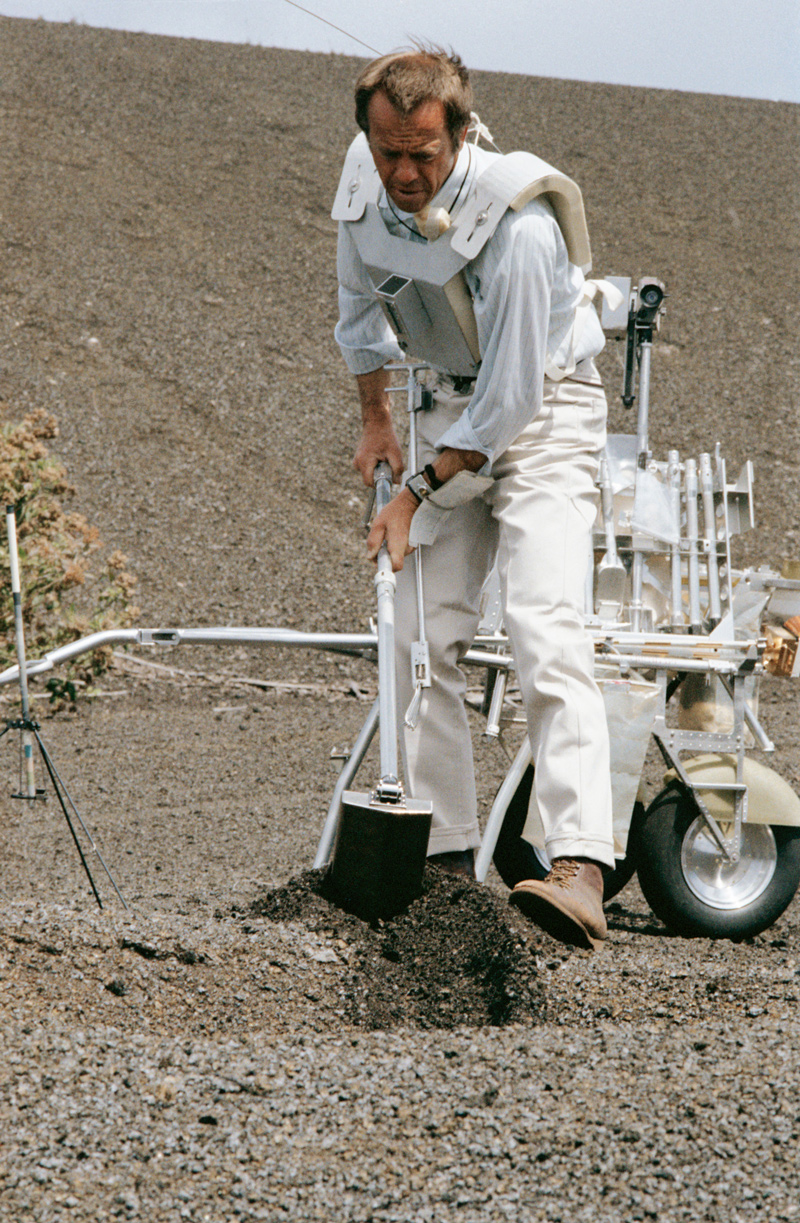 Astronaut digs during traverse simulation